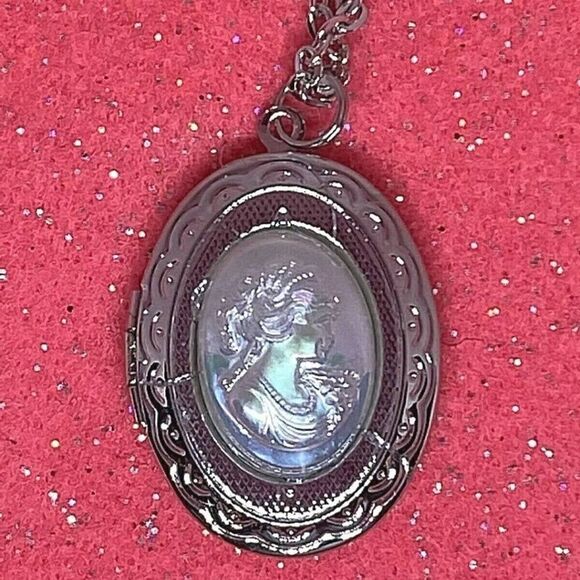 Pearl Victorian Lady Cameo Silver Locket Necklace - Picture 5 of 9
